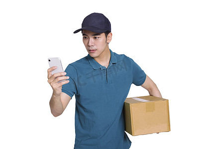 年轻的快递员拿着包裹，用智能手机查找位置和联系人