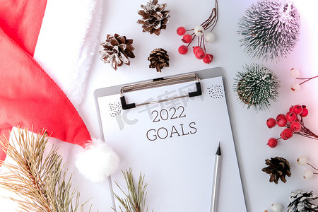 2022 年目标纸围绕圣诞新年装饰品。