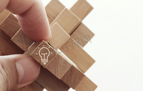 木块拼图上的照明灯泡作为创新公司