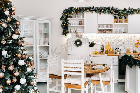 家里的圣诞树 厨房里的圣诞内饰。装饰圣诞照片区