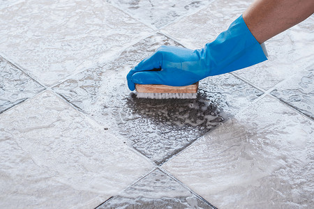 用于对瓷砖地板进行擦洗清洁。