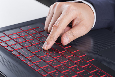 手指按笔记本电脑键盘上的输入按钮