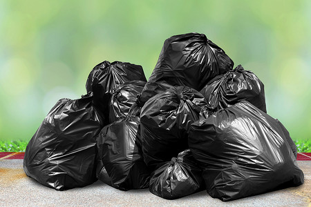 垃圾是一堆垃圾，许多垃圾塑料袋在自然阳光下的黑色垃圾，垃圾塑料垃圾造成的污染，塑料垃圾袋箱，垃圾垃圾堆，大量垃圾堆
