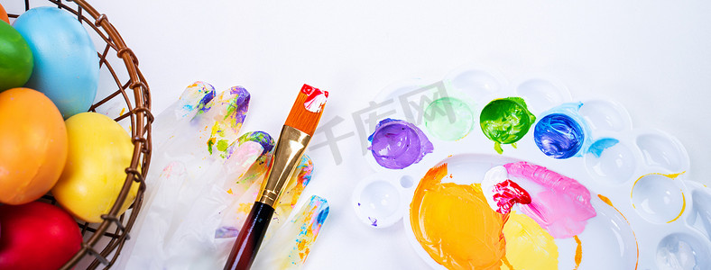设计理念-为复活节庆祝活动做准备，在调色板、顶视图、生活方式中用彩色丙烯酸颜料染料绘制复活节彩蛋。