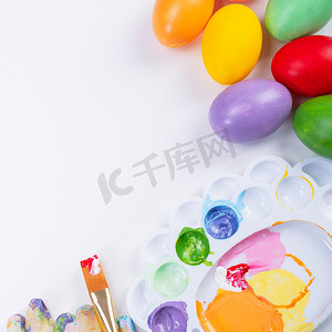 设计理念-为复活节庆祝活动做准备，在调色板、顶视图、生活方式中用彩色丙烯酸颜料染料绘制复活节彩蛋。