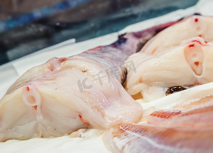 冰上新鲜安康鱼片在市场上出售