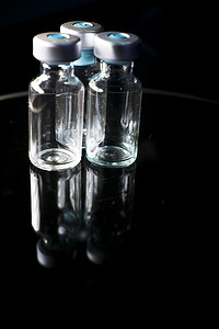 疫苗瓶摄影照片_抗病毒疫苗瓶