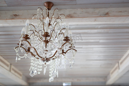 挂在木灯天花板灯上的水晶玻璃复古枝形吊灯