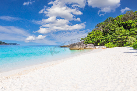 美丽的沙滩，波浪在斯米兰群岛的沙滩上撞击 泰国斯米兰国家公园美丽的热带海斯米兰岛 4 号