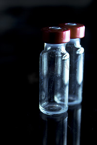疫苗瓶摄影照片_抗病毒疫苗瓶