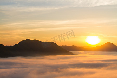 与山、薄雾和太阳的美好的风景在早晨。