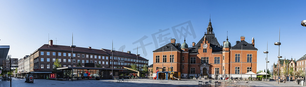 完美建筑摄影照片_瑞典 UMEA - 2020 年 6 月 10 日：Umea 市中央广场的风景全景 - Radhustorget 的市政厅 - 古老建筑的完美结合。