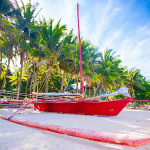 菲律宾长滩岛白色沙滩上的菲律宾红船