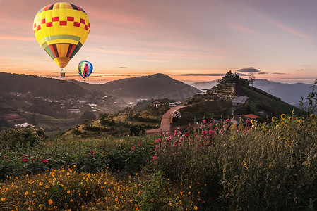 热气球飞越山景