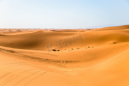 摩洛哥沙漠赛道上的轮胎印记