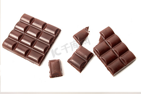 黑色多孔巧克力的碎块，白色孤立背景中的巧克力块