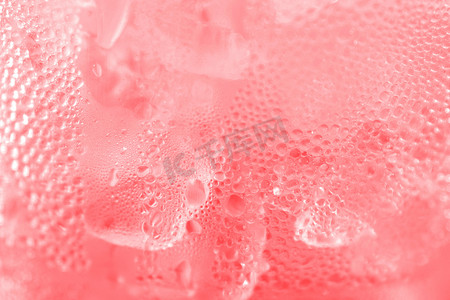 清新明亮的背景摄影照片_水滴苏打冰烘焙背景清新凉爽的冰红质感，选择性聚焦