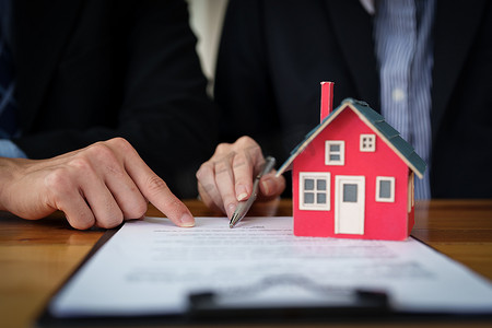 担保、抵押、签约、贷款利息，房地产经纪人正在与客户签订购买房屋和土地的协议并签署合同文件