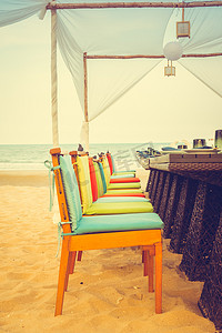 餐桌和椅子在沙滩上布置晚餐