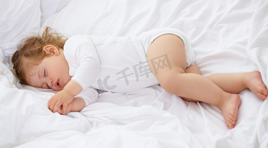 睡觉做梦摄影照片_婴儿需要大量的睡眠。