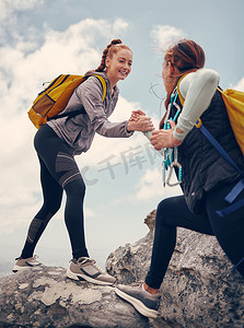 肾上腺素摄影照片_徒步旅行，帮助和朋友一起进行攀岩或登山冒险，以健身、锻炼和刺激肾上腺素。