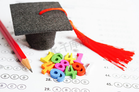 答卷测试选择上带有毕业差距帽子的数学数字，用于学习数学、教育数学概念。