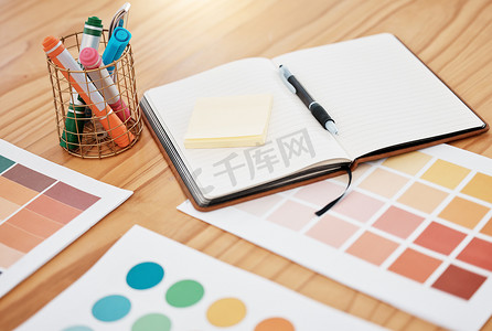 广告创意word求职简历模板摄影照片_办公桌上用于设计、营销和广告创意策略的笔记本、色板和设计师纸质文档。