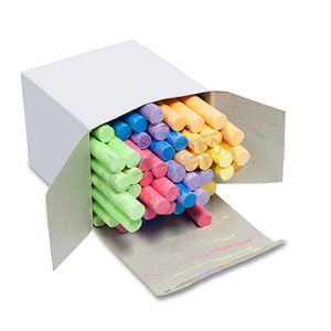 白色背景中孤立的白色盒子中的彩色粉笔棒