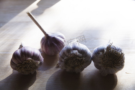 四个大蒜头用于食物和秋季种植，与水平复制空间紧密相连。