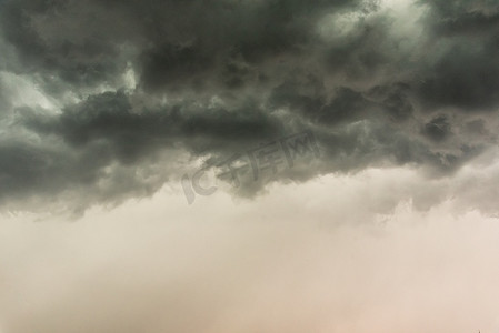 阴沉天气摄影照片_雷雨来临前，阴沉的云层笼罩了天空