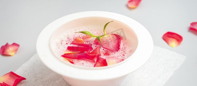 一碗水与粉红色的玫瑰花瓣