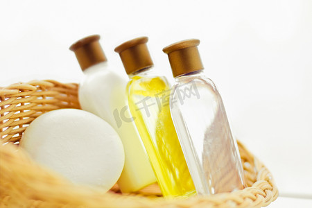 疗法摄影照片_肥皂、洗发水、乳液化妆品套装-美容、水疗和身体护理风格概念
