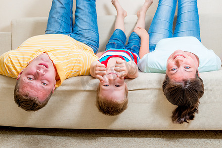 一个幸福的家庭低着头躺在沙发上的肖像