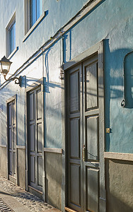 城市中充满活力的建筑与蓝色门的经典建筑。