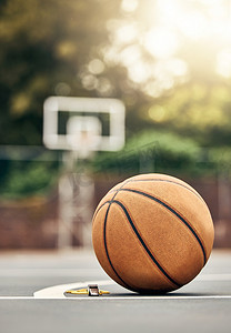 公园室外篮球场用于打篮球的球。