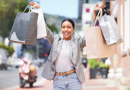 在商店、商店或购物中心消费后，与城市中的年轻女性和消费者一起购物、零售和庆祝。