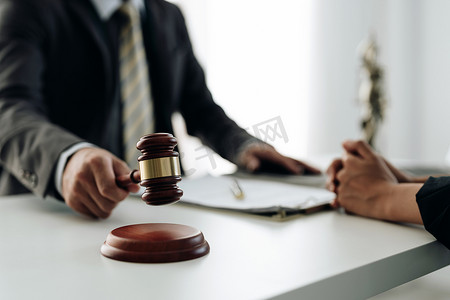 律师诉讼公证咨询或讨论谈判法律案件与文件合同女企业家在办公室