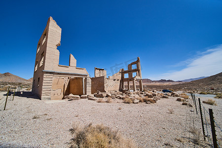 沙漠中的流纹岩老银行建筑瓦砾