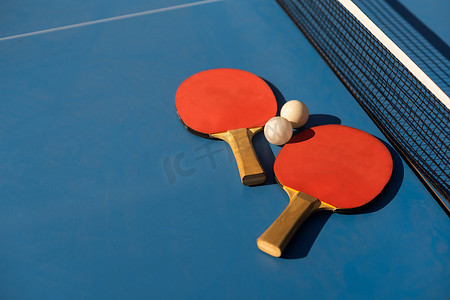 乒乓球乒乓球桨和蓝板上的白球。