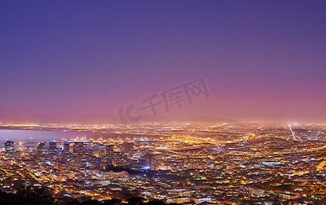 日落后的开普敦，从南非信号山看到的城市景观。