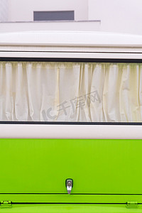 明亮的白色和绿色旅行车的窗帘窗