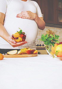 孕妇吃水果。