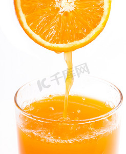榨橙汁显示清爽健康和清爽