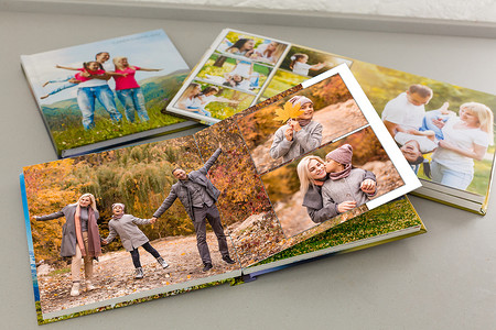 相册背景摄影照片_秋季拍摄的家庭相册。