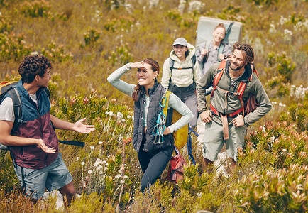 团体远足、自然旅游和导游在秘鲁乡村度假时与朋友交流，自由步行健身和度假快乐。
