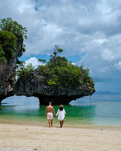 泰国沙滩摄影照片_Koh Phakbia 岛靠近 Koh Hong Krabi，泰国甲米美丽的白色沙滩。