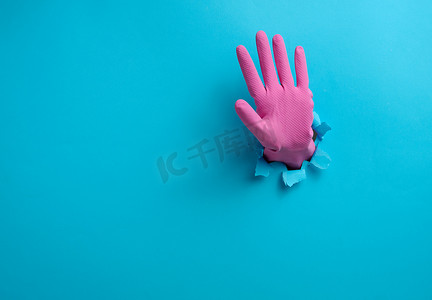 一只张开手掌的手从蓝纸上的一个破洞里伸出来，示意停下来