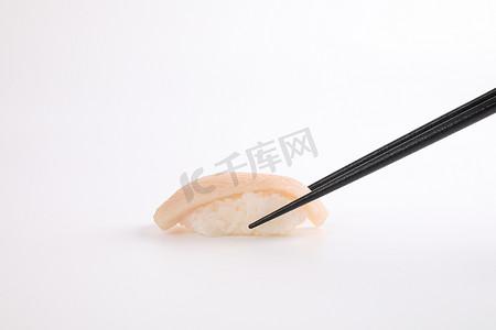 Hamachi 寿司，日本食品黄尾寿司，用筷子隔离在白色背景中