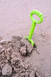 玩沙子摄影照片_在沙滩上玩沙子的塑料玩具