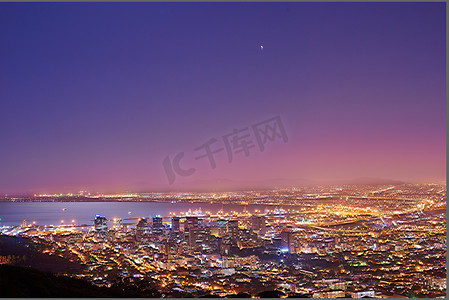 从南非开普敦信号山看到的沿海城市的景色复制了暮色夜空的空间。